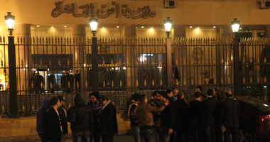 متظاهرون يهتفون "الثوار مش بلطجية" أمام مديرية أمن القاهرة 1 متظاهرون يهتفون