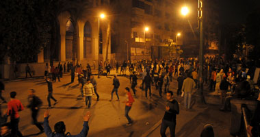 مصفحة أمن مركزى تطارد المتظاهرين وتجبرهم على التراجع إلى التحرير 1 مصفحة أمن مركزى