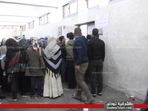 طلاب الاخوان ينظمون اللجان الانتخابية بآداب الزقازيق بعد حدوث مناوشات بين الطلاب بسبب الزحام 1 1