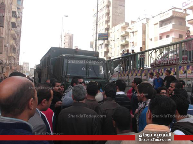 بالفيديو والصور :نشطاء سياسيين يتظاهرون للمطالبه بالافراج عن زميلهم المحبوس احتياطيا بالزقازيق 2 11