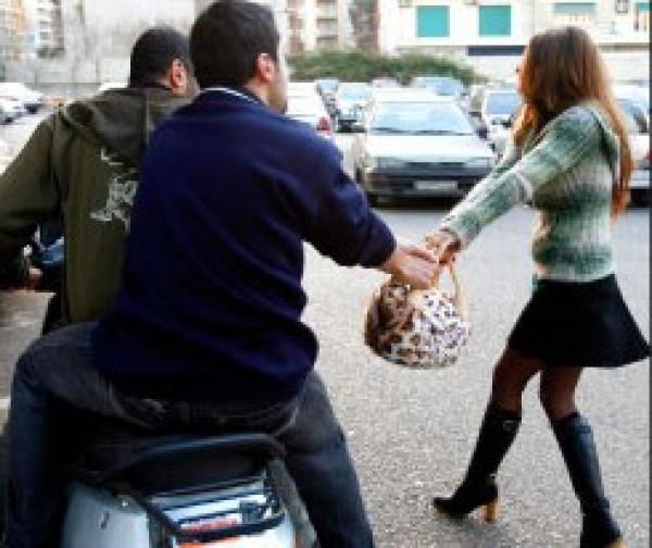 مباحث الزقازيق تلقي القبض علي متخصصان في سرقة حقائب السيدات باستخدام “الموتوسيكل” 1 1