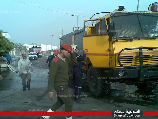القوات المسلحه تشارك مع الاطفاء في السيطره علي حريق مصنع كارتون الصالحيه الجديده 1 1