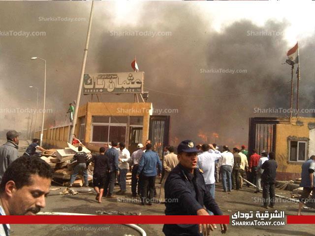 القوات المسلحه تشارك مع الاطفاء في السيطره علي حريق مصنع كارتون الصالحيه الجديده 2 2 (2)