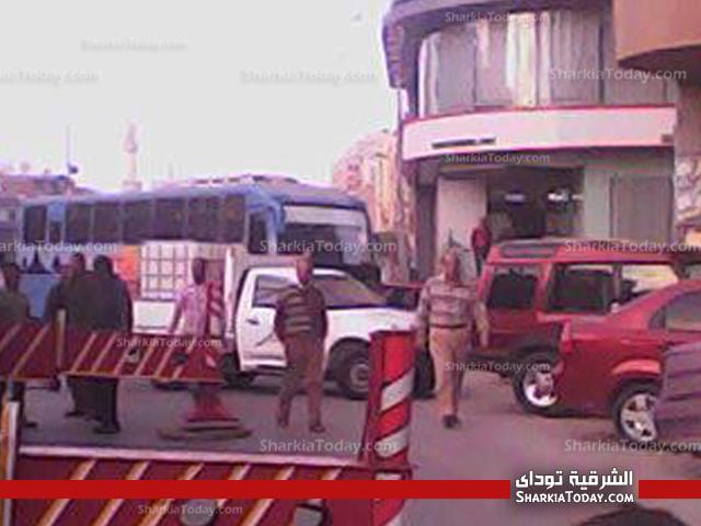 بالصور .. غرق "حفار" نتيجه لحدوث خرق فى المركب الحامل له ببحر مويس بالزقازيق 3 305998_452653551469448_837656025_n