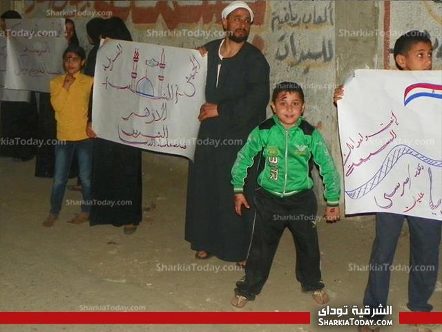 عائله بأبو كبير تنظم وقفة أمام قسم الشرطة للمطالبه بتولي "الجيش" ادارة البلاد 2 3