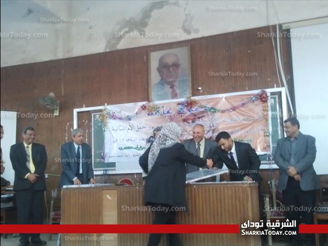 اتحاد طلاب علوم الزقازيق يكرم عاملات الكليه وأمهات الطلاب بمناسبة "عيد الام" 4 3