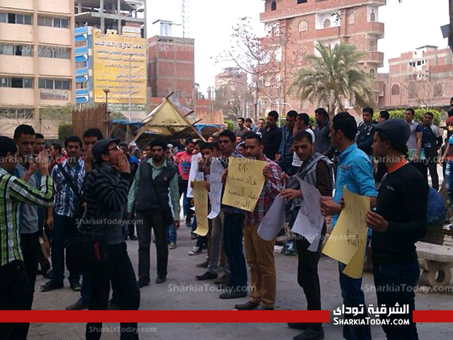بالصور....طلاب جامعة الزقازيق يتظاهرون ويهتفون" يسقط حكم المرشد" 5 4