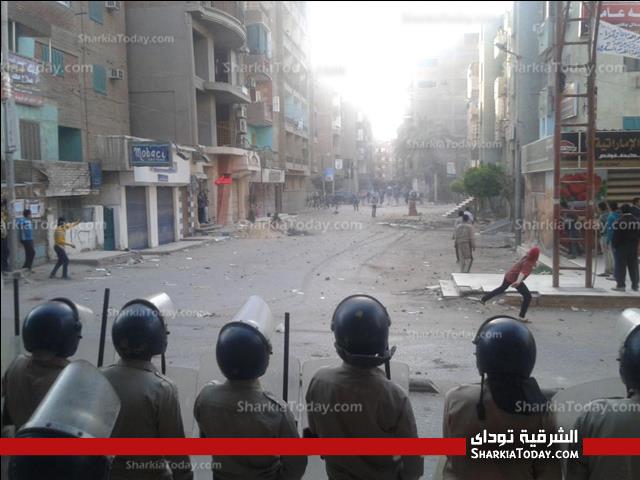 بالصور ... تجدد الاشتباكات فى محيط مقر الأخوان بالزقازيق 2 482052_451110458290424_1679405977_n