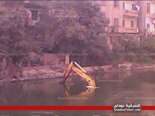 بالصور .. غرق "حفار" نتيجه لحدوث خرق فى المركب الحامل له ببحر مويس بالزقازيق 2 524010_452653568136113_826722913_n
