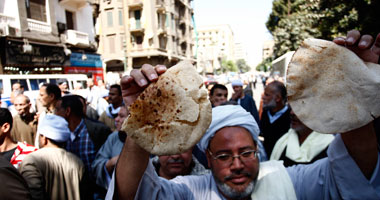 أصحاب المخابز يستخدمون مكبرات صوت خلال تظاهرهم أمام "التموين" 1 DS