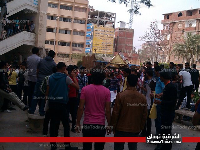 بالصور ..تظاهرات طلاب بجامعة الزقازيق للمطالبة بإسقاط حكم المرشد 3 t