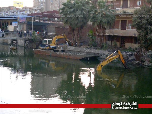 بالصور .. غرق "حفار" نتيجه لحدوث خرق فى المركب الحامل له ببحر مويس بالزقازيق 1 الحفار