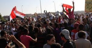 الآمن يفصل بين أنصار مبارك وأهالي الشهداءأمام أكاديمية الشرطة بعد مناوشات بينهما 1 الآمن يفصل بين أنصار مبارك وأهالي الشهداءأمام أكاديمية الشرطة بعد مناوشات بينهما