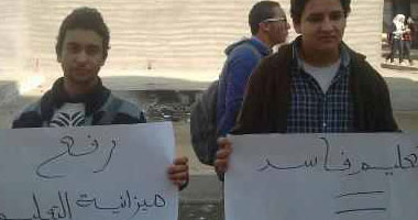 طلاب الثانوية يحاولون اقتحام "التعليم" بعد خروجهم بمسيرة من التحرير 1 طلاب الثانوية