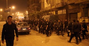 القبض على شابين بحوزتهما 4 قنابل و26 زجاجة مولوتوف قرب الكاتدرائية 1 قوات الأمن بمحيط الكاتدرائية