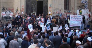 غدا.. مصابو الثورة يتظاهرون أمام دار القضاء بعد إخلاء سبيل مبارك 1 وقفة امام دار القضاء