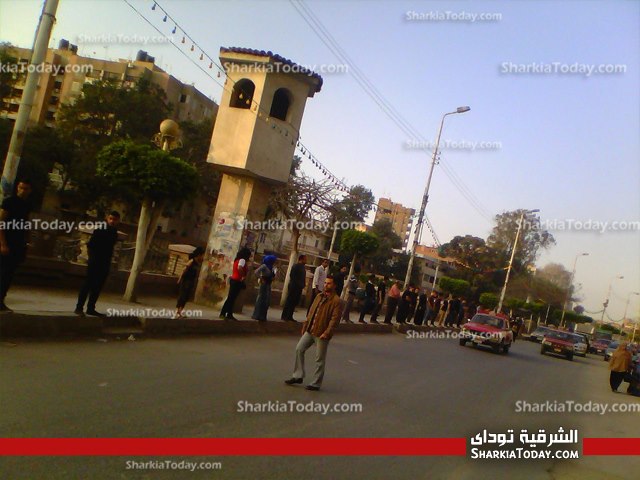 وقفة صامة بالملابس السودء لشباب الزقازيق امام كنيسة ماري يوحنا 4 125456
