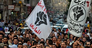 انسحاب مصابى الثورة من أمام "القضاء العالى" فور وصول "6 إبريل" 1 14201312191843