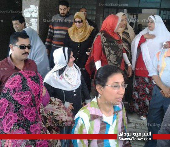 وقفه لموظفي ادارة المواقف بالشرقية للمطالبه بصرف الحافز 1 2