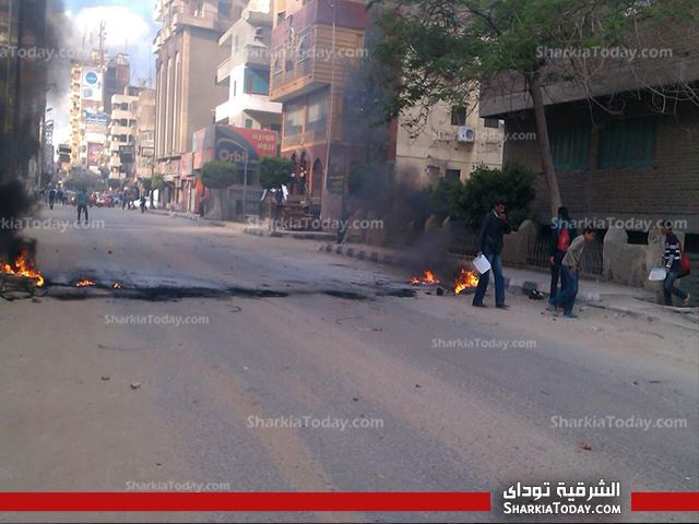 بالصور| البلاك بلوك يقطع طريق المحافظه أمام مقر الاخوان بالزقازيق 1 2