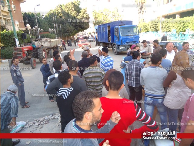 بالصور| وقفة تطالب بعلاج أحد ضحايا البلطجه بالزقازيق علي نفقة الدوله 2 3