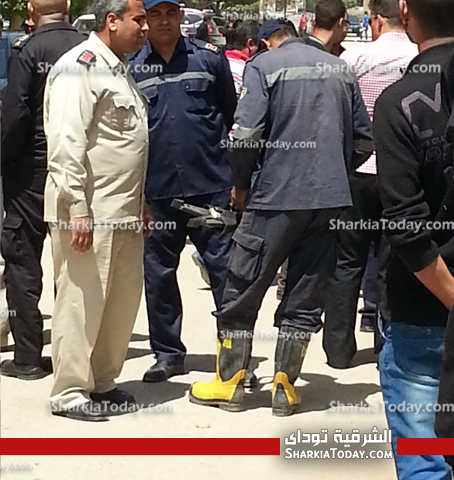 بالفيديو والصور : شباب "6 ابريل " يكبلون أيديهم بالجنازير أمام منزل الرئيس مرسى بالزقازيق 6 44