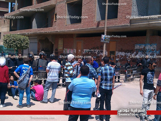 بالفيديو والصور : شباب "6 ابريل " يكبلون أيديهم بالجنازير أمام منزل الرئيس مرسى بالزقازيق 3 6 ابريل 5