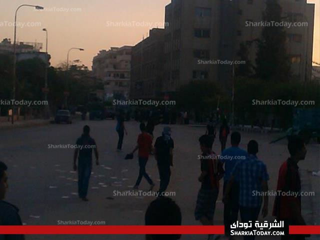 بالفيديو والصور | تجدد الاشتباكات أمام منزل الرئيس بالزقازيق وبلاك بلوك يشعل النار في سيارة شرطه 3 602160_607149269312814_1517084334_n (1)
