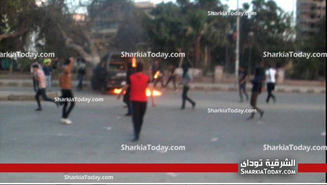 بالفيديو والصور | تجدد الاشتباكات أمام منزل الرئيس بالزقازيق وبلاك بلوك يشعل النار في سيارة شرطه 1 644664_175761655909695_184039782_n