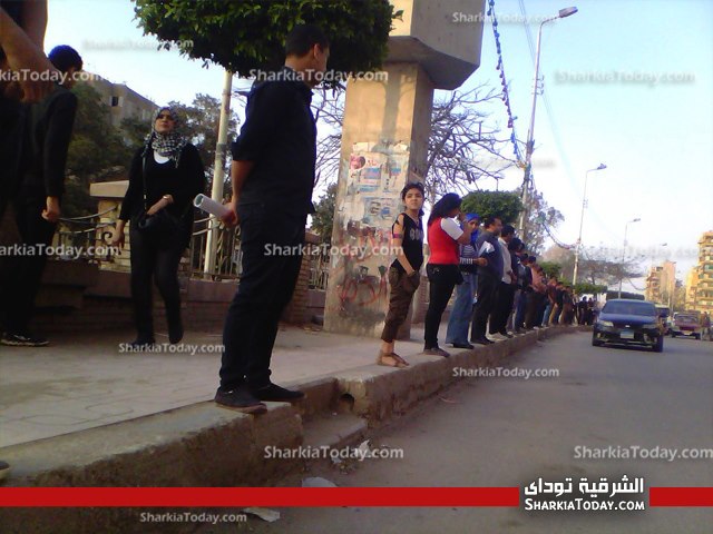 وقفة صامة بالملابس السودء لشباب الزقازيق امام كنيسة ماري يوحنا 2 6
