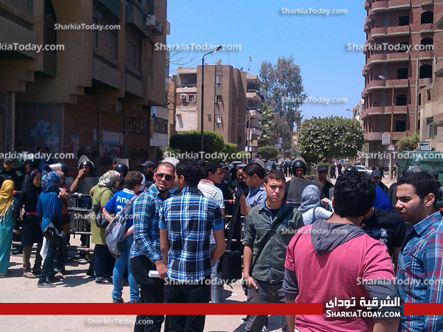 بالفيديو والصور : شباب "6 ابريل " يكبلون أيديهم بالجنازير أمام منزل الرئيس مرسى بالزقازيق 4 6ابريل 6