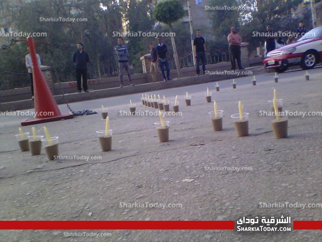 وقفة صامة بالملابس السودء لشباب الزقازيق امام كنيسة ماري يوحنا 3 7
