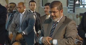 رغم هتافات مؤيديه.. حرس الرئيس يهرولون حفاة بعد صلاة الجمعة 1 s720122013426