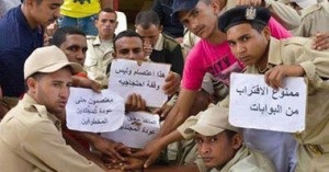 نشطاء يتداولون صوراً لمجندين يرفعون لافتات تطالب بعودة المختطفين أمام معبر رفح 1 الجنود فى رفح