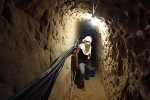 الجيش يغلق 5 أنفاق في رفح.. ويصادر كميات من الأسمنت قبل تهريبها 1 اسرائيل تقصف أنفاق غزة بعد هجمات صاروخية