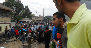 مئات الحرفيين يقتحمون شبكة كهرباء "بلبيس" احتجاجا على انقطاع التيار 1 مئات الحرفيين يقتحمون شبكة كهرباء