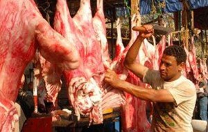 تُخفض سعر الكيلو إلى 30 جنيهًا.. بدء استيراد أول شحنة لحوم من السودان عبر الجسر البري الجديد الأسبوع المقبل 1 1364893705_xx