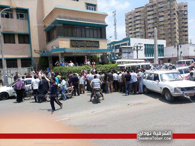 سائقو "البيجو" يعتصمون بالسيارات أمام ديوان المحافظه بسبب فرض اتاوات عليهم من البلطجيه 4 166757_552346324784500_756475005_n