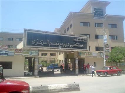 بالصور..تجمهر أسر المرضى بمستشفى ديرب نجم العام لانتظار مريض أمام غرفة العمليات بدون جراحة 1 1