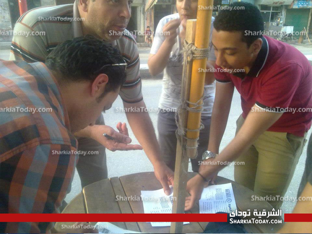 حزب الجبهه الديمقراطيه يجمع توكيلات من المواطنيين بالزقازيق لسحب الثقه من الرئيس 1 24
