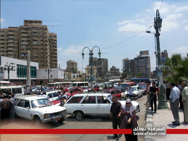سائقو "البيجو" يعتصمون بالسيارات أمام ديوان المحافظه بسبب فرض اتاوات عليهم من البلطجيه 1 5 (1)