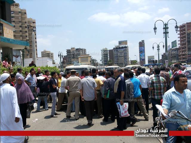 سائقو "البيجو" يعتصمون بالسيارات أمام ديوان المحافظه بسبب فرض اتاوات عليهم من البلطجيه 2 6