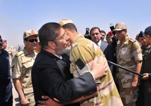 Soldiers-and-Morsi-1572