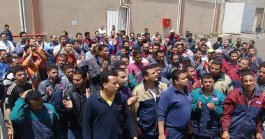 العاملون بالمصرية للكابلات بالعاشر من رمضان يغلقون الشركة ويحتجزون الإداريين 1 عمال العاشر