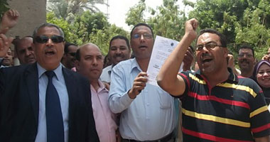 عمال شركة بالشرقية يقطعون "الكهرباء" عن "الصالحية" للمطالبة برواتبهم 1 عمال شركة بالشرقية يقطعون