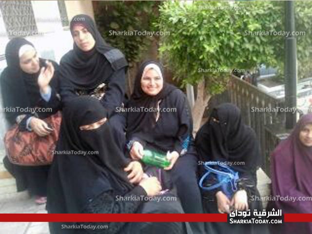 بالصور.. مدرسات "عمر بن الخطاب" بأبو كبير يعتصمن أمام ديوان المحافظه للمطالبه بالتثبيت 1 1