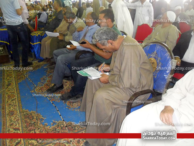 بالصور... مؤتمر "عمرو موسي" بالحسينيه يتحول لحملة جمع توقيعات "تمرد" من الحضور 1 1