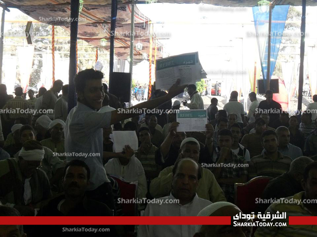بالصور... مؤتمر "عمرو موسي" بالحسينيه يتحول لحملة جمع توقيعات "تمرد" من الحضور 2 22 - Copy
