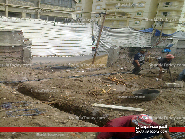 انفراد..بالصور| بلطجية يسيطرون علي أراضي الدولة بالزقازيق ويهدمون سور السكة الحديد لبناء محلات عليها في غياب تام للأمن والمحليات 5 23