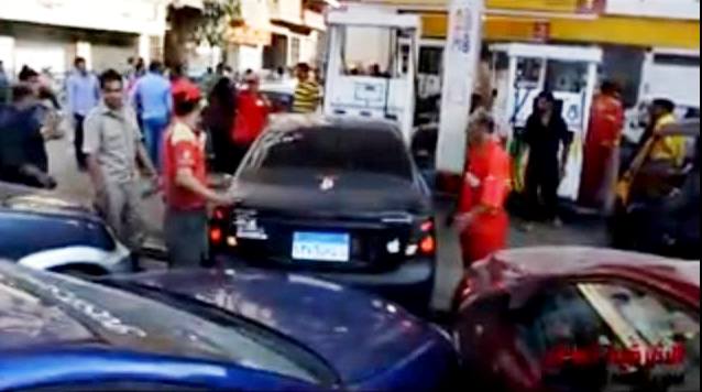 طوابير السيارات امتدت بطول 2 كيلو متر في شارع فاروق في انتظار البنزين 1 6